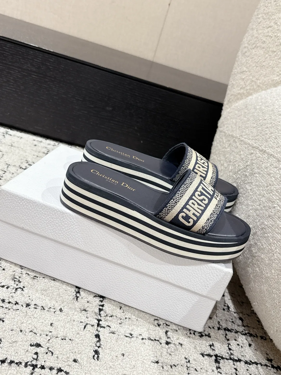 👟👟Ex-factory price 440👟👟 DIOR Dway fabric embroidered logo open toe 7cm thick sole one-word strap slippers CD letter logo three-dimensional embroidery thick bottom round toe open toe slippers The original development of the top version on the market, soft and delicate foot feel, extremely comfortable.  ✔️Upper: imported electro-embroidered cotton technical fabric ✔️Inner lining: water-dyed cowhide foot pad lining ✔️Outsole: original combination outsole ✔️Sole thickness: 7cm ✔️Size: #35-41 (40.41. Customized, non-refundable and non-exchangeable)